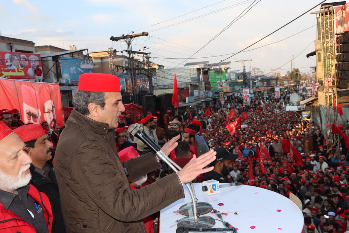 ANPMarkaz's tweet photo. عوامی نیشنل پارٹی پختونخوا کے زیرِ اہتمام، فخرِ افغان باچا خان کی 38ویں اور قائدِ جمہوریت خان عبدالولی خان کی 20ویں برسی کے موقع پر چارسدہ میں عظیم الشان جلسۂ عام کا انعقاد۔ سابق وزیرِ اعلیٰ پختونخوا امیر حیدر خان ہوتی خطاب کر رہے ہیں۔

#ANP | #ANPPakhtunkhwa | #BachaKhanWeek2026