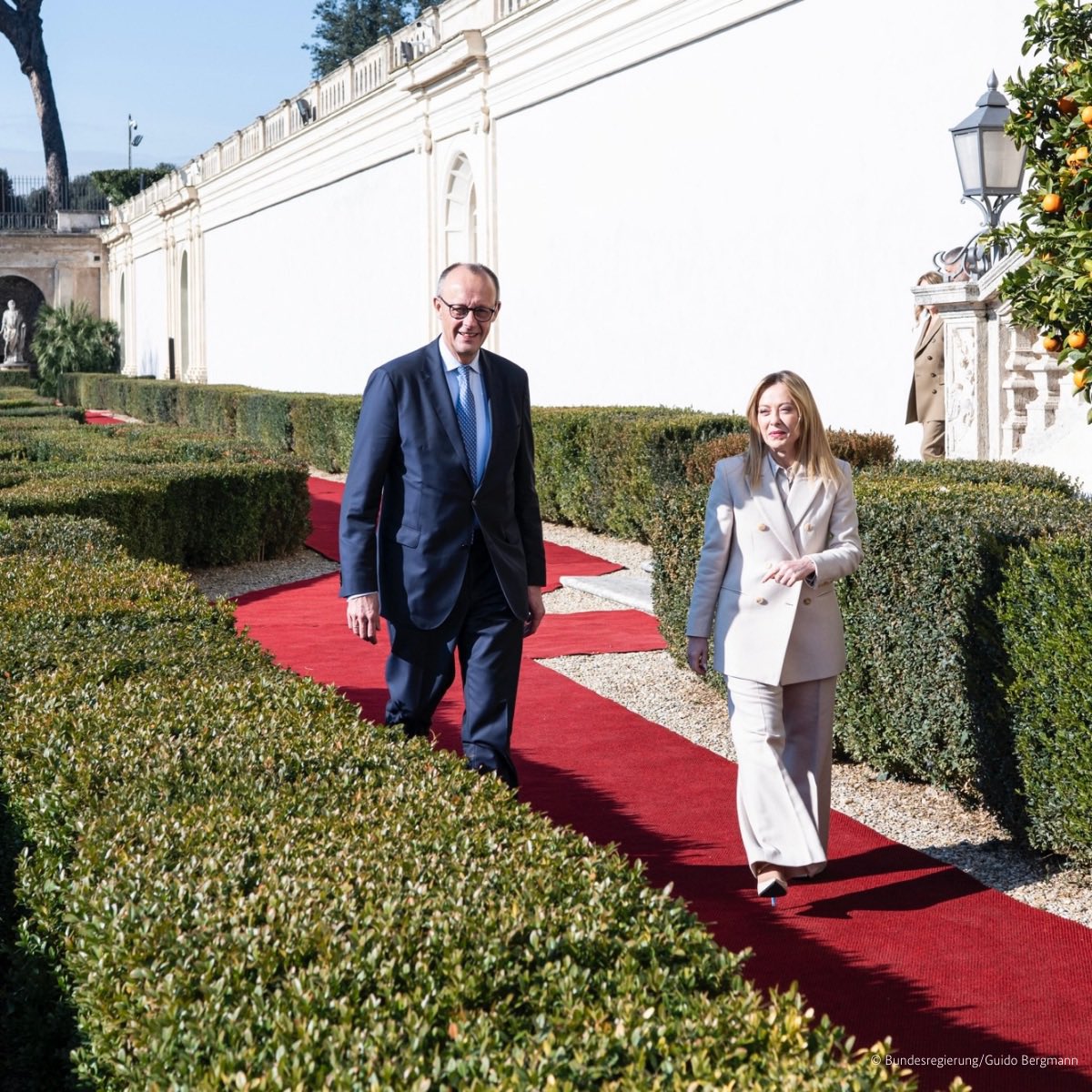 bundeskanzler's tweet image. Italia e Germania sono più vicine che mai. Ci unisce una particolare convergenza di valori e interessi. Lavoriamo insieme per un’Europa unita e una NATO forte. Grazie mille per la calorosa accoglienza a Roma, cara @GiorgiaMeloni.
