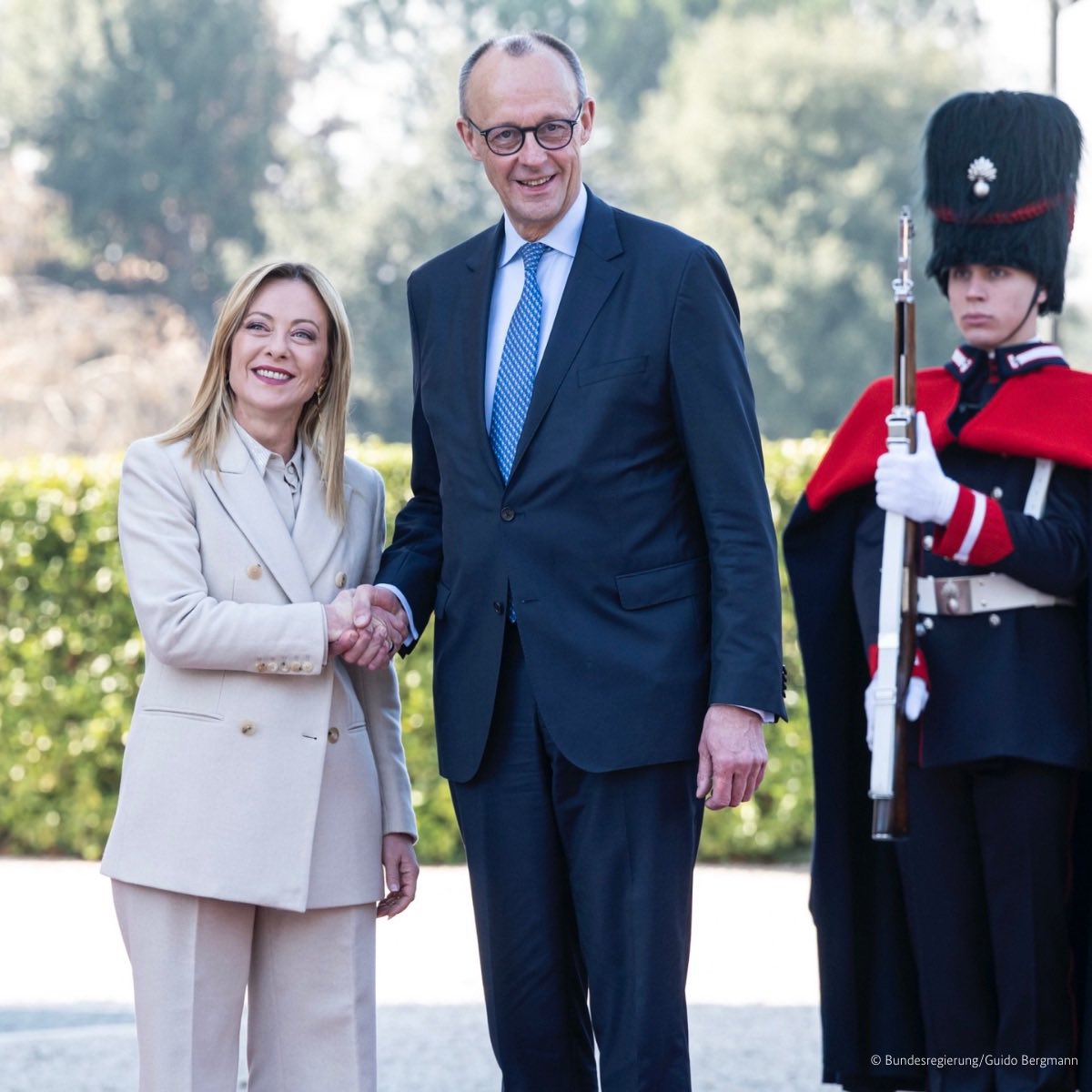 bundeskanzler's tweet image. Italia e Germania sono più vicine che mai. Ci unisce una particolare convergenza di valori e interessi. Lavoriamo insieme per un’Europa unita e una NATO forte. Grazie mille per la calorosa accoglienza a Roma, cara @GiorgiaMeloni.