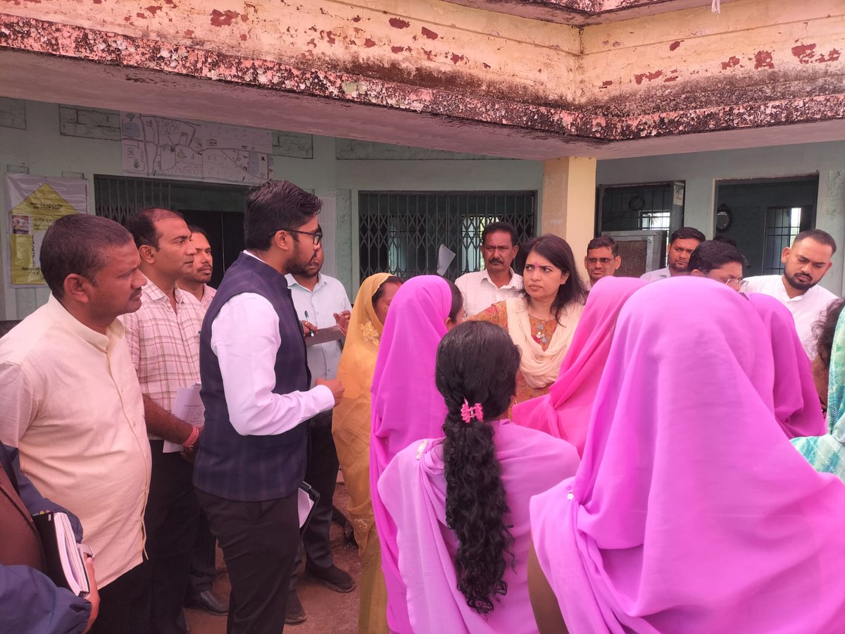 पंचायत एवं ग्रामीण विकास विभाग की प्रमुख सचिव श्रीमती निहारिका बारिक सिंह शुक्रवार को गरियाबंद जिले के दौरे पर रहीं। इस दौरान ग्राम पंचायत बिजली में स्व सहायता समूह (SHG) की महिलाओं द्वारा उनका आत्मीय स्वागत किया गया। इस अवसर पर मनरेगा आयुक्त एवं पीएम आवास संचालक श्री तारण प्रकाश