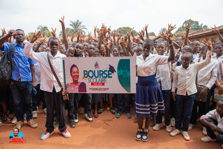 Kis24Info's tweet photo. Bas—Uélé : bourses d’études et équipements scolaires, Carole Agito Amela investit dans l’avenir éducatif de Buta @CaroleAgitho
➡️https://t.co/EWl4uV0ysE https://t.co/jBZDkj1VHD