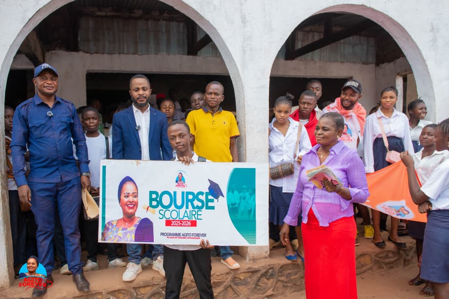 Kis24Info's tweet photo. Bas—Uélé : bourses d’études et équipements scolaires, Carole Agito Amela investit dans l’avenir éducatif de Buta @CaroleAgitho
➡️https://t.co/EWl4uV0ysE https://t.co/jBZDkj1VHD