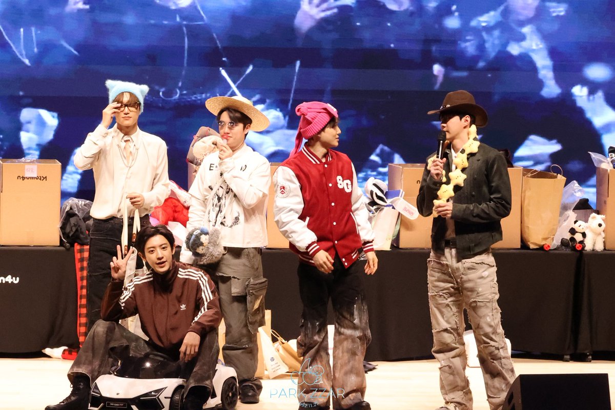 260123 케타포 팬싸 
겨우겨우 팬싸템 파묘 해서 단체 찍기 
#EXO <a href="/weareoneEXO/">EXO</a> #CHANYEOL #KAI #DO #SUHO #SEHUN