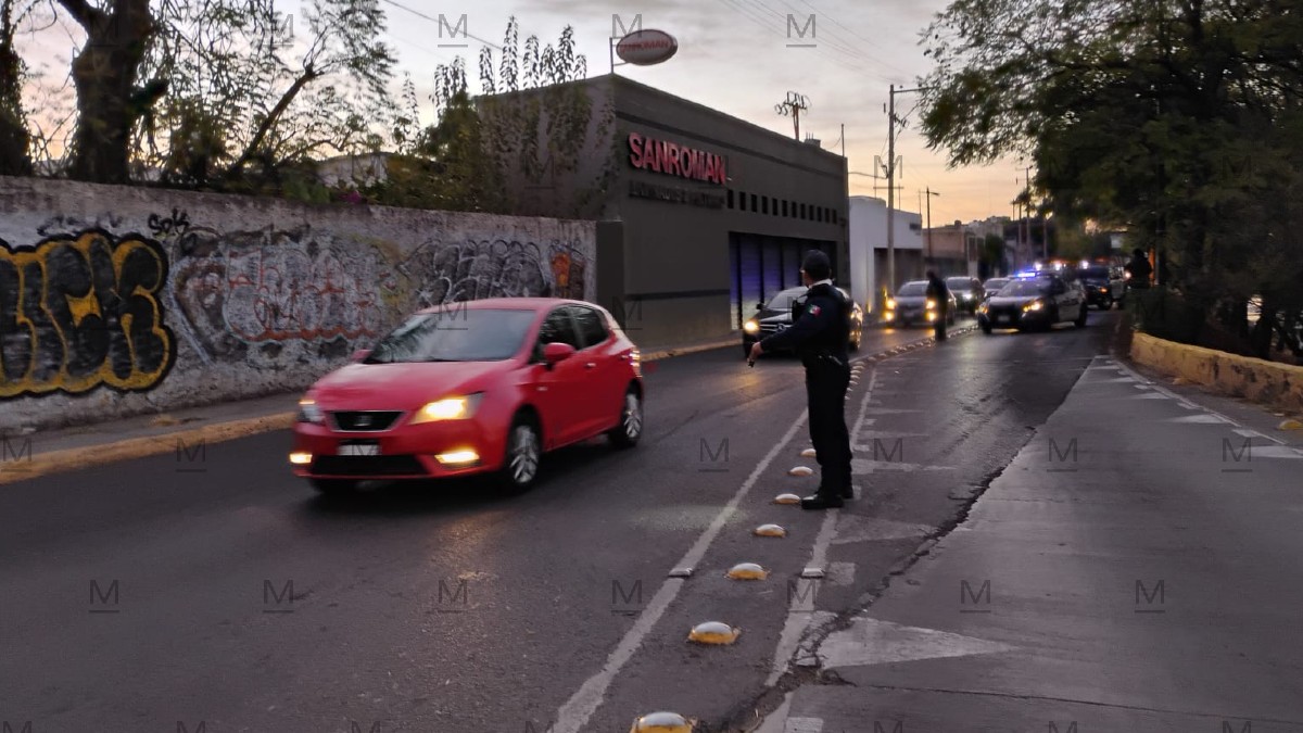 milenio_leon's tweet photo. 🚚Tráiler intenta bajar al Malecón del Río y provoca tráfico

🚧El incidente ocurrió a la altura de la Martinica, con dirección al Puente del Amor, por lo que se registra congestionamiento vial en la zona. El carril de la parte baja del Malecón en este sentido registra cierre vehicular.

🧐El hecho ocurrió alrededor de las 6:00 de la mañana, cuando la unidad, que provenía de Irapuato, impactó y quedó atrapada, lo que provocó saturación vehicular en la zona.

👮‍♂️Elementos de Policía Vial acudieron de inmediato para abanderar y desviar la circulación, mientras que Protección Civil arribó aproximadamente una hora y media después para realizar las maniobras necesarias y movilizar el tráiler, con el objetivo de liberar el paso y evitar mayores riesgos.

Se recomienda usar vías alternas. 
Imágenes y texto: Victoria Ponce.