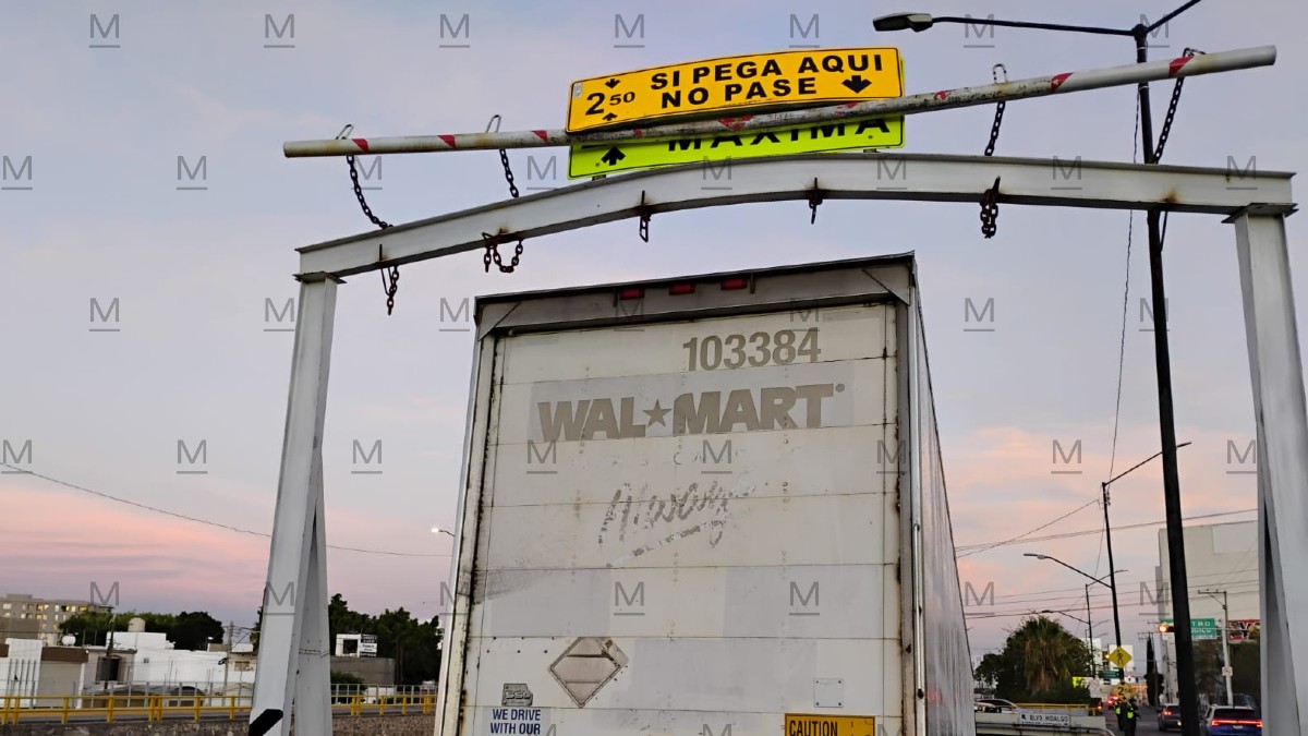 milenio_leon's tweet photo. 🚚Tráiler intenta bajar al Malecón del Río y provoca tráfico

🚧El incidente ocurrió a la altura de la Martinica, con dirección al Puente del Amor, por lo que se registra congestionamiento vial en la zona. El carril de la parte baja del Malecón en este sentido registra cierre vehicular.

🧐El hecho ocurrió alrededor de las 6:00 de la mañana, cuando la unidad, que provenía de Irapuato, impactó y quedó atrapada, lo que provocó saturación vehicular en la zona.

👮‍♂️Elementos de Policía Vial acudieron de inmediato para abanderar y desviar la circulación, mientras que Protección Civil arribó aproximadamente una hora y media después para realizar las maniobras necesarias y movilizar el tráiler, con el objetivo de liberar el paso y evitar mayores riesgos.

Se recomienda usar vías alternas. 
Imágenes y texto: Victoria Ponce.