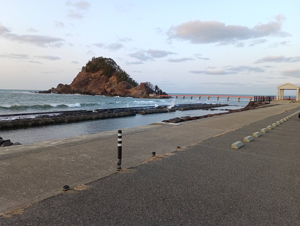 qwehiro's tweet photo. サーファーがいた！ひぇー https://t.co/CZ9xzE7ZgP