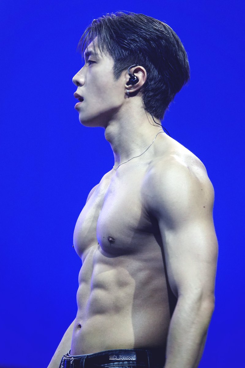 mk_lemoni's tweet image. 260111 ONF 콘서트 THE MAP:BEYOND THE HORIZON  

전거근이.. 오우.... 🫣
생일축하해 재영아😆

#하나둘셋_재영님_릴라합니다 
#HBD_WYATT_WYARILLA
#온앤오프 #ONF #와이엇