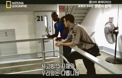 eggry's tweet image. “누가 로봇이 아이들을 돌보고 반려동물을 보살펴 주는 걸 원하지 않겠습니까”

아이를 돌본 적 없는 머스크는 모르겠지만, 보통 사람들은 로봇이 일해주는 동안 아이들이나 반려동물을 돌보고 싶어 한다.