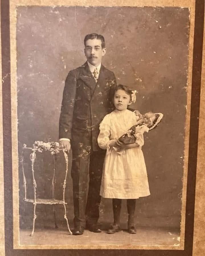 A Josefina la casaron cuando tenía 12 . Tuvo unos quince embarazos y parió 11 hijos (tres de ellas mujeres) a partir de los 13 . Según cuentan, durante sus primeros embarazos la encontraban debajo de la cama jugando con su muñeca… (el de la foto fue con quien la casaron)