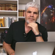 SebastianRochaZ's tweet image. 🔹Villegas con una camarita y un computador, tiene mas visualizaciones que Guarello, quien tiene presencia en radios y un canal de televisión en horario prime.

Por tanto no te creas tan importante @horadekingkong .

Nadie censurara tu programita de cuarta categoría.