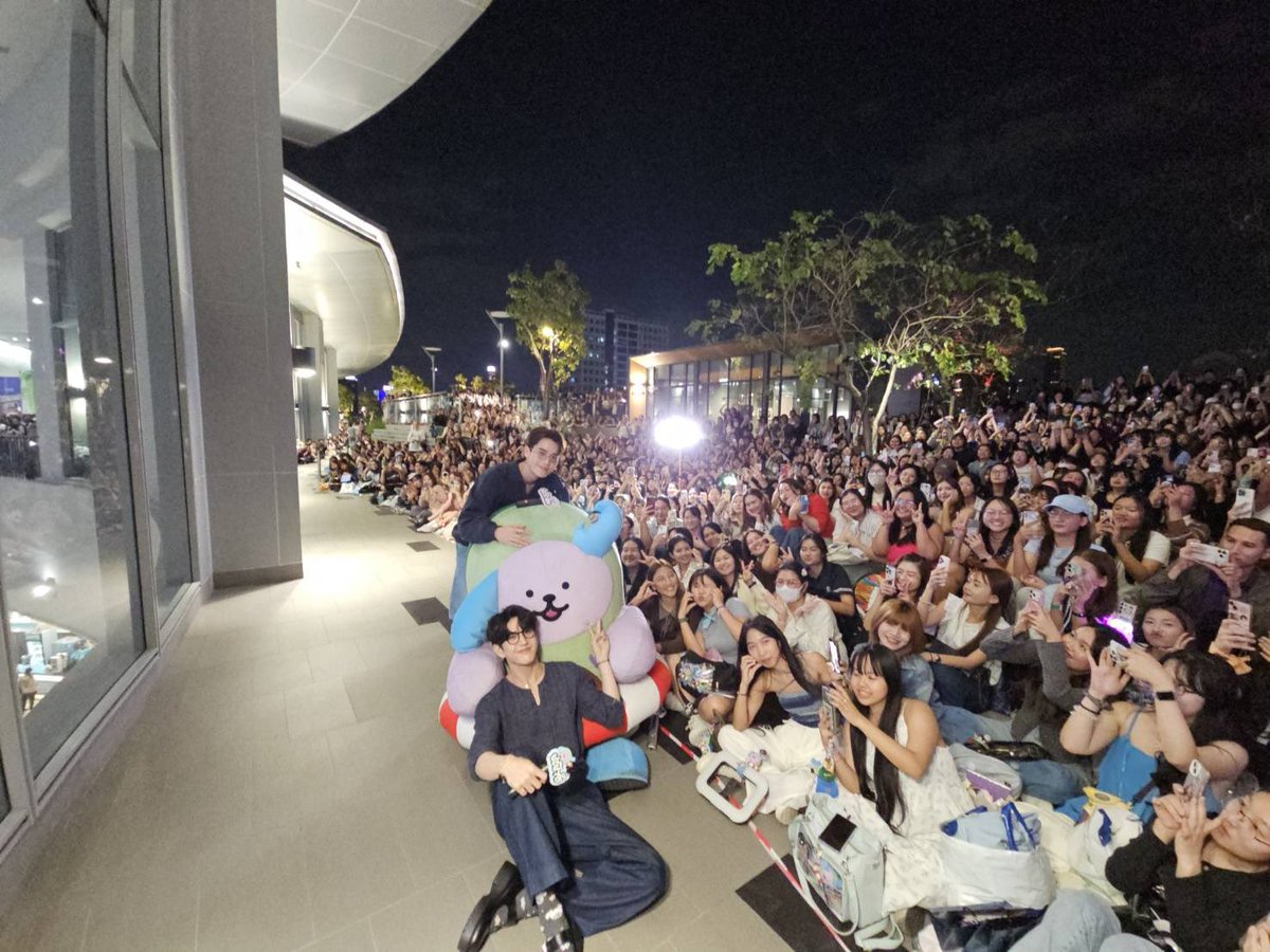 GmmtvShop's tweet image. จิมมี่-ซี-Avocean ขอบคุณทุกคนอีกครั้งที่มาเจอกันวันนี้ เดินทางกลับบ้านกันดี ๆ นะครับ

@jimmyyjp_ @Sea_tawinan @avocean_GMMTV

#สนามอ่านเล่น2026xJimmySea
#GMMTV