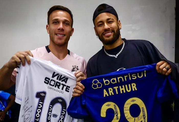 "Pode falar o que quiser: quer falar mal dele (Neymar) fora de campo, mas dentro de campo não tem como falar mal do cara. Ele é um fenômeno. É só olhar os números. Quem entende de futebol não tem como falar mal dele dentro de campo. É indiscutível."

- Arthur, do Grêmio, ao