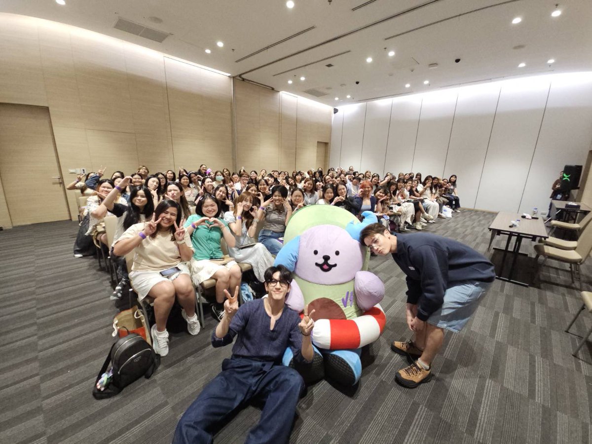 GmmtvShop's tweet image. จิมมี่-ซี-Avocean ขอบคุณทุกคนที่มาเจอกันในกิจกรรม Fan Sign งานนายอินทร์สนามอ่านเล่น ตอน อ่านเข้าเส้น(ชัย) วันนี้นะครับ 

@jimmyyjp_ @Sea_tawinan @avocean_GMMTV

#สนามอ่านเล่น2026xJimmySea
#GMMTV