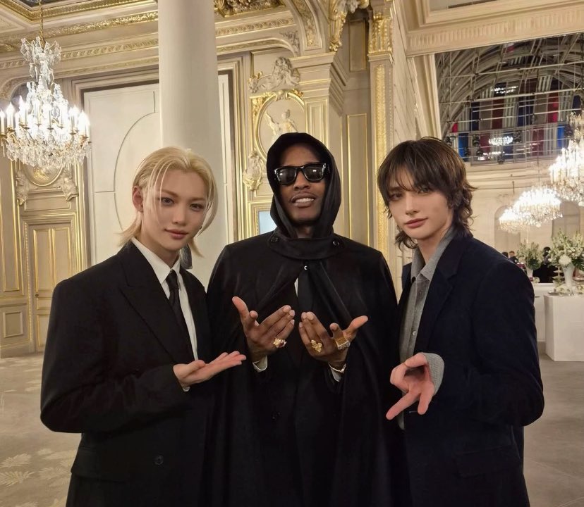 thehoelysrp_'s tweet image. atp which kpop idol this man hasn't met yet he's really collecting them like infinity stones 🤣