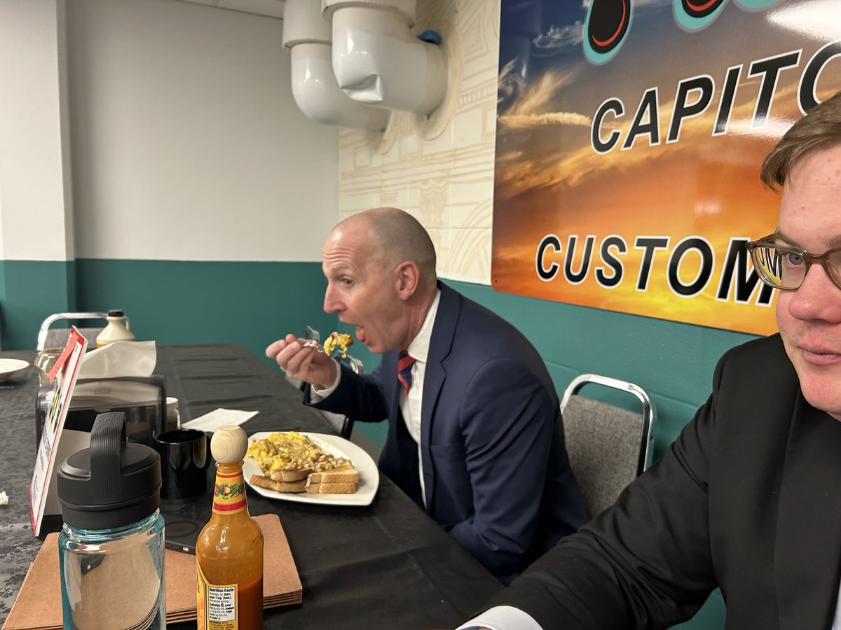 billvancamp's tweet image. ⁦@NeilFultonSD⁩ the guest eater discussing #intern cash’s ⁦@CashAndersonSD⁩ next presentation at the law school.  It will be inspiring for sure.  ⁦@DougAbraham1⁩ ⁦@DocSandersonSD⁩ ⁦@DrewDuncan4⁩ #dougeats