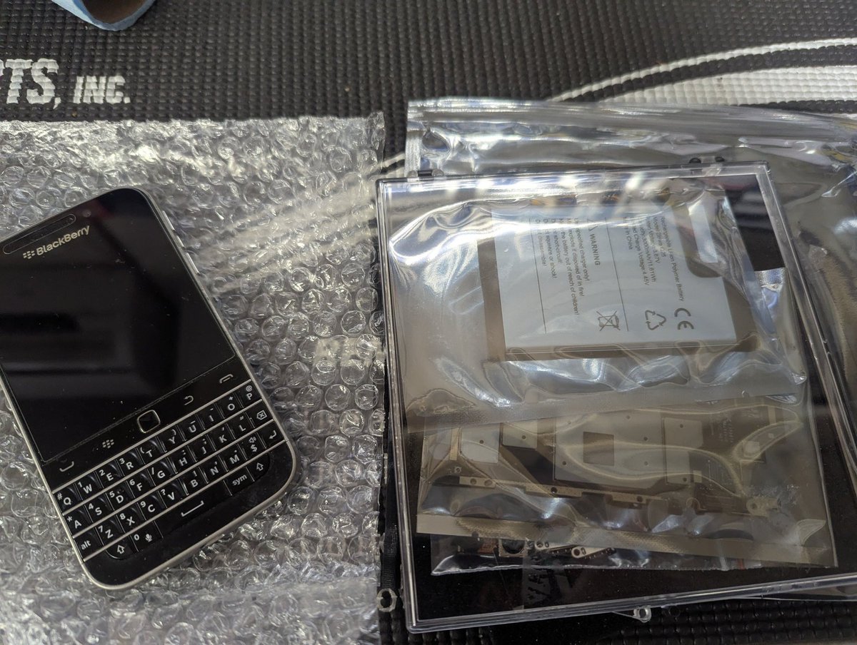 221engineering's tweet photo. BlackBerry classicをAndroid化するキットに交換しました。無事動きました。SIMカードを用意してセカンド機として使えるようにしたいと思います。
＃zinwa ＃q25 ＃BlackBerryclassic https://t.co/QtG2u6HqnK
