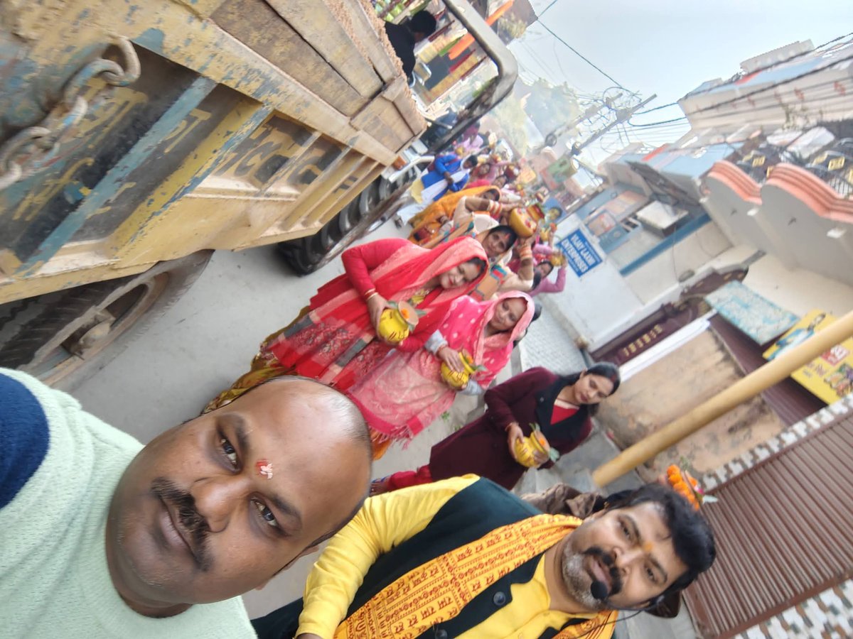 srandheer's tweet photo. सरस्वती नमस्तुभ्यं वरदे कामरूपिणी ।
विद्यारंभं करिष्यामि सिद्धिर्भवतु मे सदा ॥
​आप सभी को वसंत पंचमी और सरस्वती पूजा की मंगलमय शुभकामनाएं। माँ शारदा की कृपा हम सब पर बनी रहे और हमें ज्ञान के प्रकाश से आलोकित करे। 
वसंत पंचमी की हार्दिक शुभकामनाएं! 
​#VasantPanchami #SaraswatiPuja https://t.co/CuRVi7Cub7