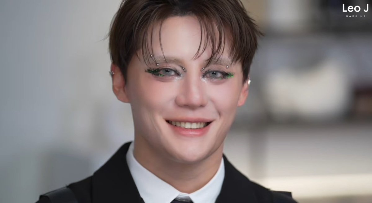 이 얼굴 너무 신기하다 낯선 얼굴 익숙한 표정
오빠가 이런 메이크업하고 다른 사람(?인척해도
이 눈빛 미소로 알아볼 듯