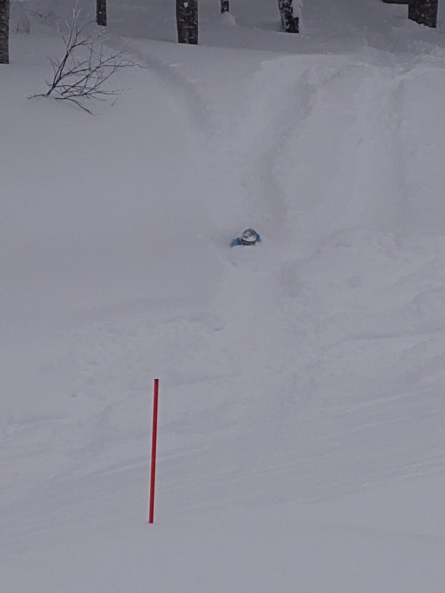 本日は兵庫からの皆様をアテンド
今日も阿仁は深い深いw 出れなくなったボーダーはコース見えてから30分はもがいた🤣　ホントにタヒますよwレベルに応じて楽しみましょうw 是非また来て下さい！

今日は #首パウ 
#阿仁スキー場
#森吉山の樹氷
