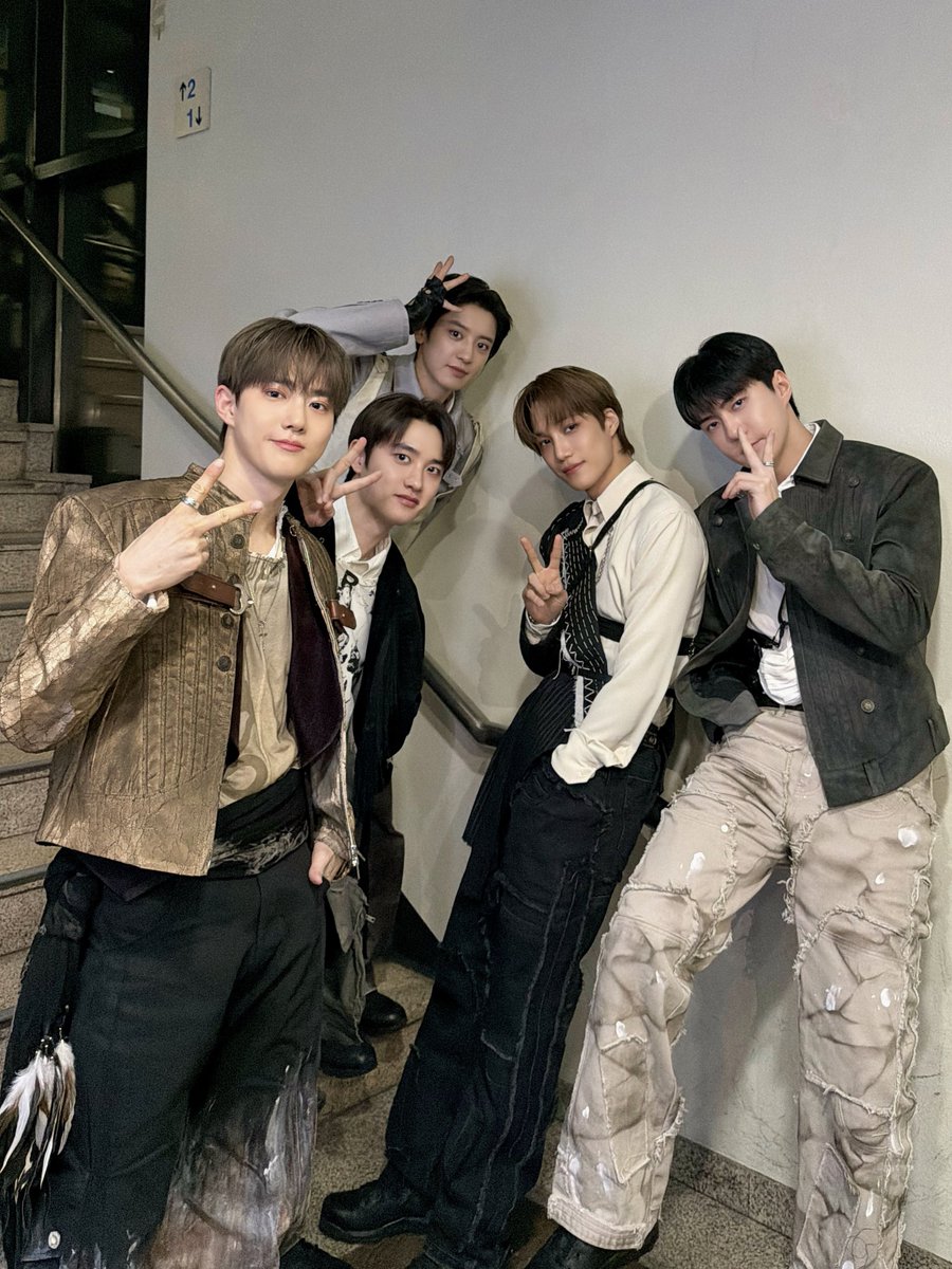 weareoneEXO's tweet image. #뮤직뱅크 🤟😊✌️

#EXO #엑소 #weareoneEXO 
#Crown #EXO_Crown
#REVERXE