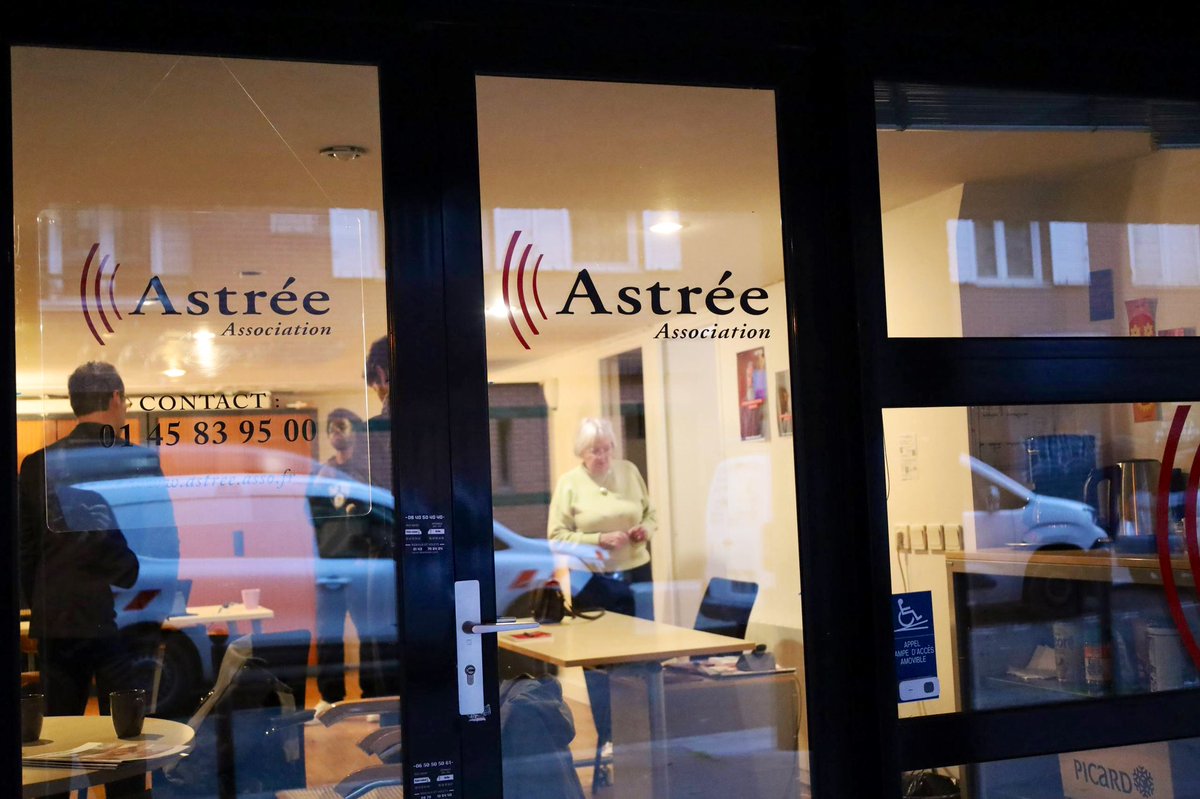 SylvainMaillard's tweet photo. Écouter sans juger.

C’est la raison d’être de l’association @asso_astree.

La solitude, l’isolement à Paris est un sujet majeur pour nos jeunes, pour nos aînés mais aussi pour chacun d’entre nous.

Merci aux bénévoles, ici dans le 13e arrondissement, qui donnent du temps aux autres.

#JourneedesSolitudes #23janvier