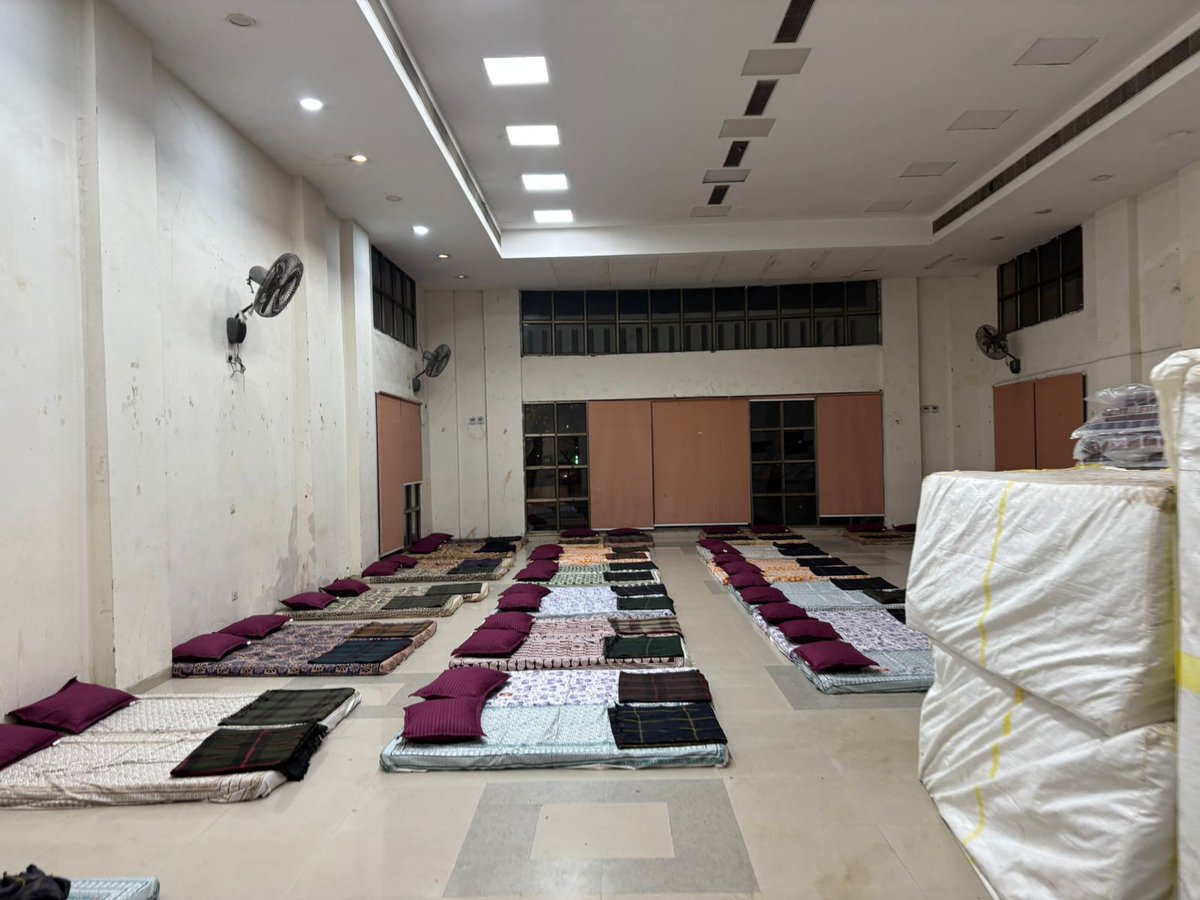 ठंडी बारिश, भीगी सड़कें और खुला आसमान…
आज पहली बार <a href="/tweetndmc/">New Delhi Municipal Council Official</a> ने बेघर लोगों के लिए बारात घर खोले।

यह राहत दिल्ली हाई कोर्ट के दख़ल से मुमकिन हुई।

काश इंसानियत आदेश की मोहताज न होती।

#Homeless #Winter #AIIMS 
<a href="/CHDIndia/">CHDIndia (Centre For Holistic Development-CHD)</a> <a href="/ashishsood_bjp/">Ashish Sood</a> <a href="/gupta_rekha/">Rekha Gupta</a> <a href="/LtGovDelhi/">LG Delhi</a> <a href="/NFHHR4/">NFHHR</a>
