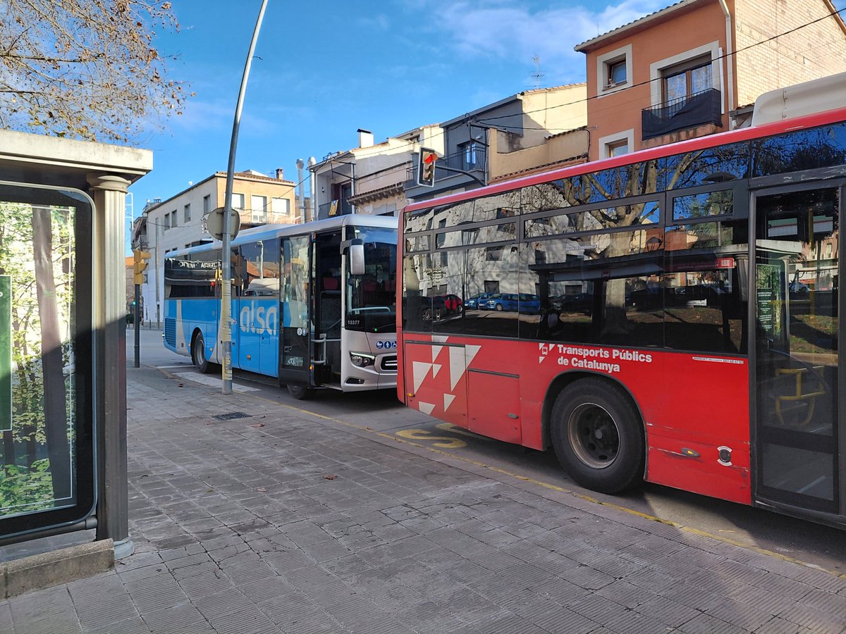 Jornada curiosa la de hoy. Varias líneas íbamos "escoltados" por un autobús de Renfe por si hacíamos completo. Y qué maravilla de unidad de ALSA, estaba de estreno (hoy era su primer servicio) 😅