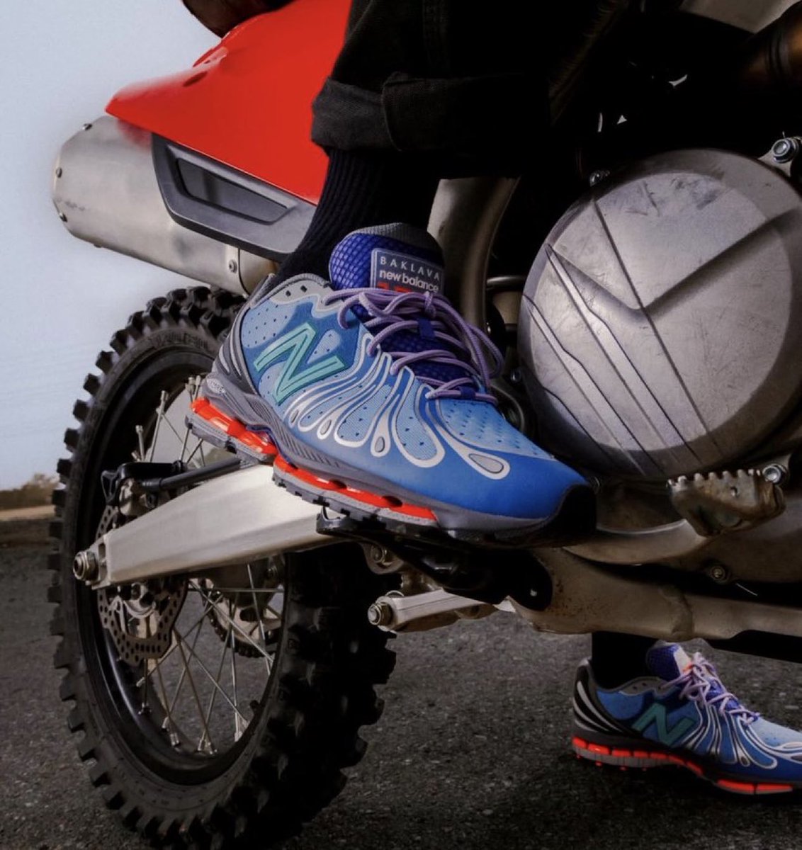 LIVE in 1 hour
Action Bronson x New Balance 1890 'Cyborg Tears'

Link -> specializinginlife.com/products/bakla…

Who copped from the early access yesterday?