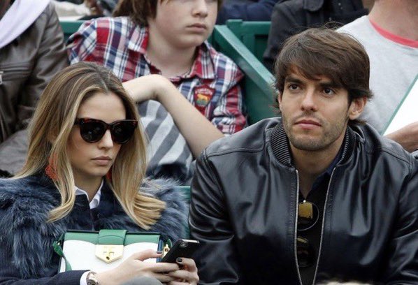 أغرب سبب انفصال قد تسمع به في حياتك : 🚨🚨

البرازيلي كاكا، نجم الكرة الشهير، تزوج حبيبة طفولته كارولين سيليسيو عام 2005، وعاشا معاً قصة تبدو مثالية: 

عائلة، استقرار، ولدان.. لكن بعد عشر سنوات فقط، في 2015، انفصلا.

بعد سنوات طويلة، خرجت كارولين لتكشف السبب الحقيقي بكلماتها :