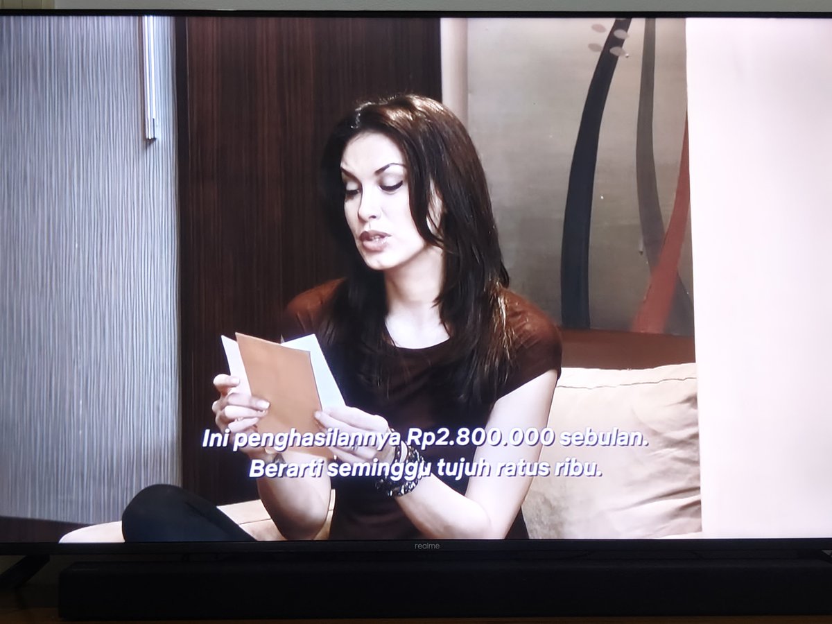 Widino's tweet image. Angel gajinya 34juta tp kok mau ya nikah sama Adi yg gajinya 2,8juta? Semua kebutuhan rumah yg bayar Angel.

Angel pernah ngomong ke Adi "Kamu ga malu biaya hidup dibayarin istri?" Trus si Adi jawab "Engga". Gada harga dirinya bgt si Adi, m word 😂🤣