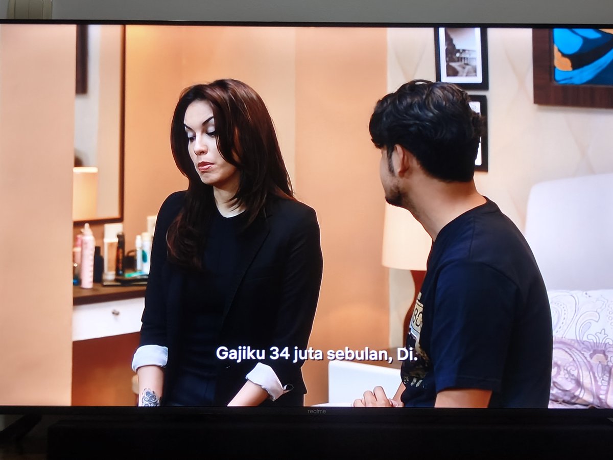 Widino's tweet image. Angel gajinya 34juta tp kok mau ya nikah sama Adi yg gajinya 2,8juta? Semua kebutuhan rumah yg bayar Angel.

Angel pernah ngomong ke Adi "Kamu ga malu biaya hidup dibayarin istri?" Trus si Adi jawab "Engga". Gada harga dirinya bgt si Adi, m word 😂🤣