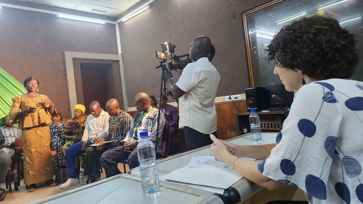 CanEmbBFA's tweet image. #AmbassadorOfCanadaInSya
At RTB2 Bobo 🙏, a partner of @farmradio, the Ambassador learned about the impact of the #NatureBasedSolutions project funded by @CanadaDev and supporting communities—especially women—in adapting to #climatechange through radio.