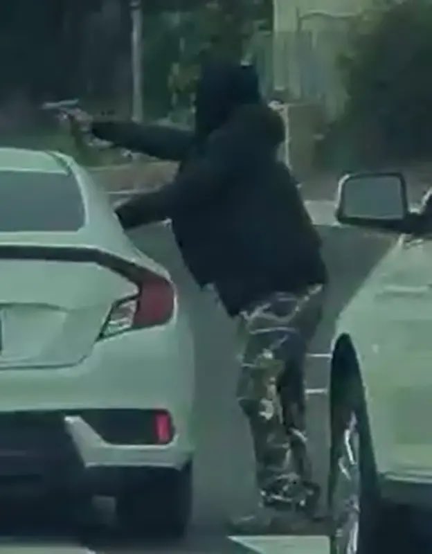 LauraLoomer's tweet image. NEW:

🚨 Media once again covers up for a Muslim criminal who opened fire on multiple police officers 🚨 

A San Jose police Sargent is recovering from a gunshot wound to the head in California after a 30 year old man named Mohamed Husien led police in multiple cities in…