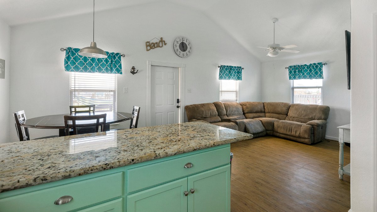 CarterSignature's tweet image. Who needs an alarm clock when the Gulf does the wake-up call? ☀️🌊

At the beach, mornings start with salty air, coffee on the deck, and zero rush.
No traffic reports. No dress shoes. Just flip-flops and a plan to do… less at 1110 Treaty

Beach life isn’t a vacation.
It’s a…