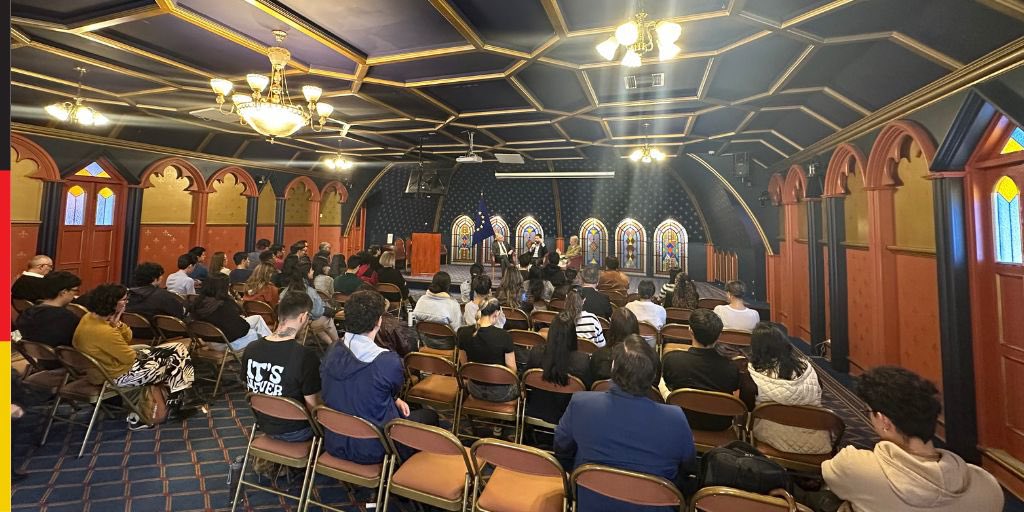 Con motivo del Día de la Amistad Franco-Alemana, los Embajadores:  Philippe Létrilliart y Jens Peter Lütkenherm 🇩🇪 se reunieron en Cyrano 🥨🤍🥐
También participaron en una charla en la <a href="/CEE_USFQ/">Centro de Estudios Europeos USFQ</a> sobre la amistad Franco-Alemana y su trabajo en conjunto en la UE 🇩🇪🤍🇫🇷