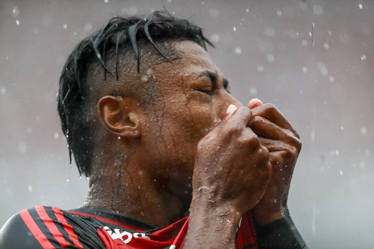 futtmais's tweet photo. 7 anos de Bruno Henrique no Flamengo.

Um dos maiores custo-benefício da história do futebol brasileiro. Na época, o Rubro-Negro pagou R$ 23 milhões e ainda emprestou o volante Jean Lucas ao Santos.

Os feitos de BH no Flamengo:

- Maior vencedor da história do clube (ao lado de Arrascaeta)
- 17 títulos conquistados, sendo 3 Libertadores e 3 Brasileirões
- Líder de assistências em duas campanhas de título da Libertadores
- Rei dos Clássicos
- 3º maior artilheiro do Flamengo no século
- Melhor jogador do Brasileirão e da Libertadores em 2019
- Xodó da torcida

Bruno Henrique é de outro patamar.

📸 Gilvan de Souza/CRF