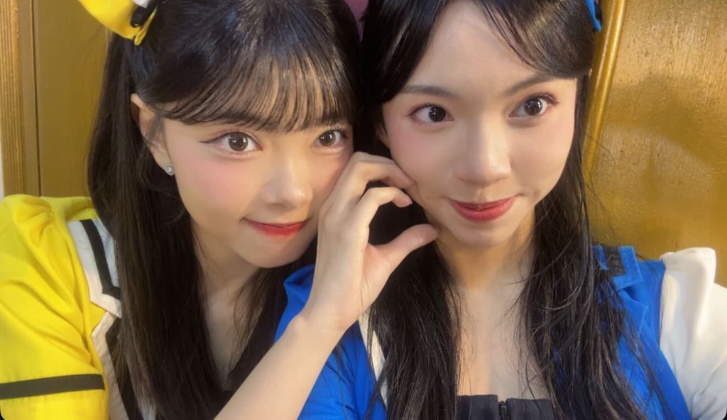 auralume's tweet image. Aralie with seniors.