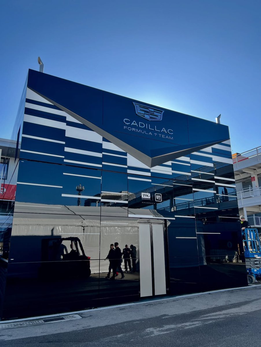 AlertaF1's tweet image. Ya están instalados el motorhome y el hospitality de Cadillac en el circuito de Barcelona para el Shakedown del 26 al 30 de Enero. 

📸 @LucianoYoma