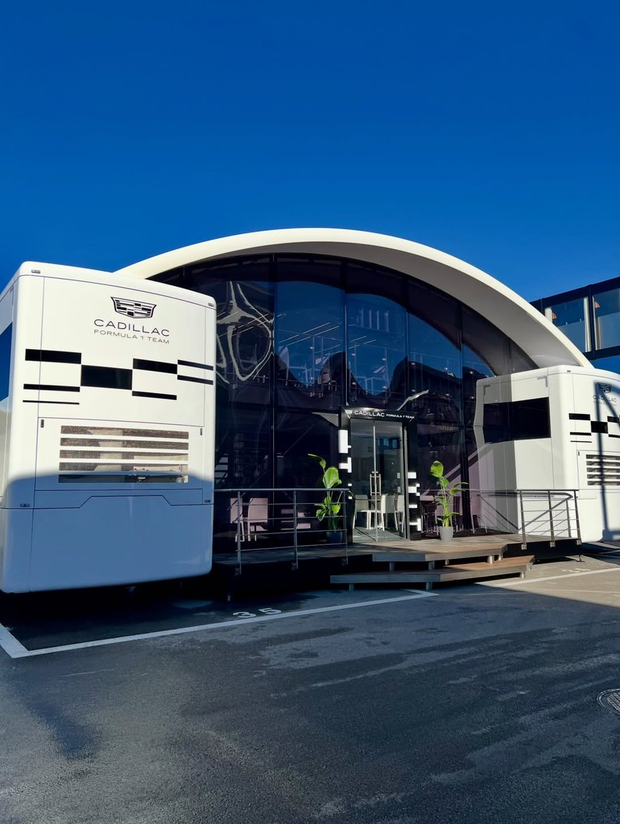 AlertaF1's tweet image. Ya están instalados el motorhome y el hospitality de Cadillac en el circuito de Barcelona para el Shakedown del 26 al 30 de Enero. 

📸 @LucianoYoma