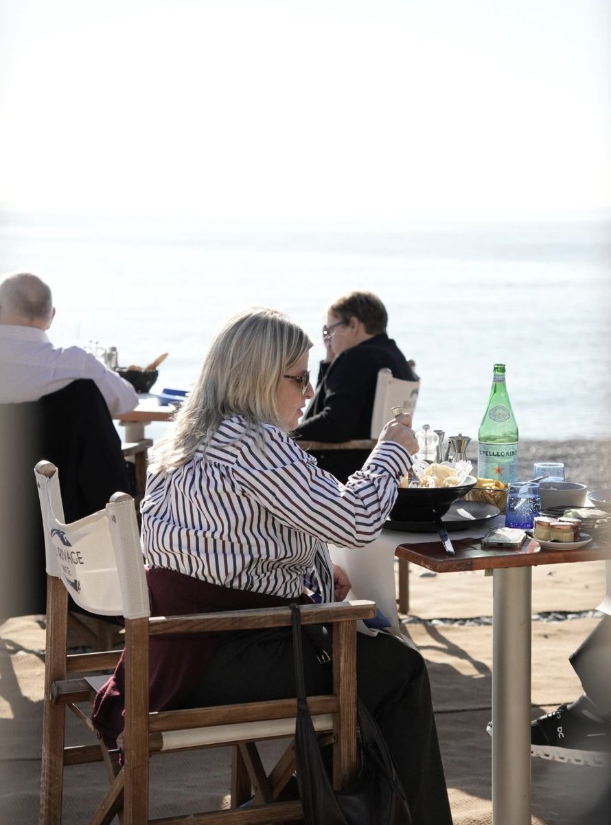 Entre amis ou en famille, le bord de mer crée toujours des moments uniques. <a href="/3AHotels/">3A Hôtels</a>