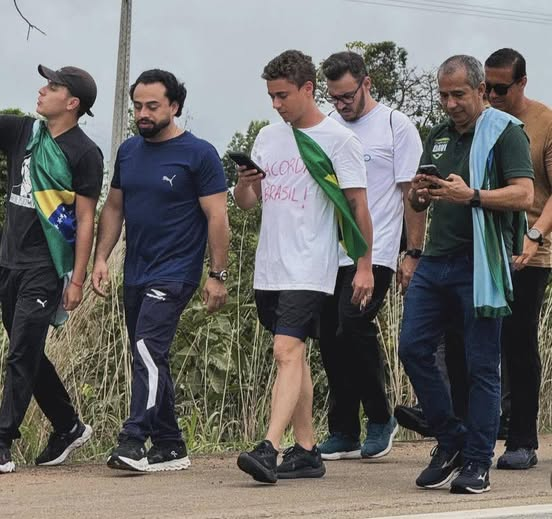 Tem algo de profundamente obsceno nessa “peregrinação patriótica”do Nikolas Ferreira rumo a Brasília - e não é o suor encenado,nem a cara compungida de mártir mirim. É o detalhe que eles escondem atrás da Bíblia e da bandeira: essa romaria está sendo acompanhada e protegida com⏬
