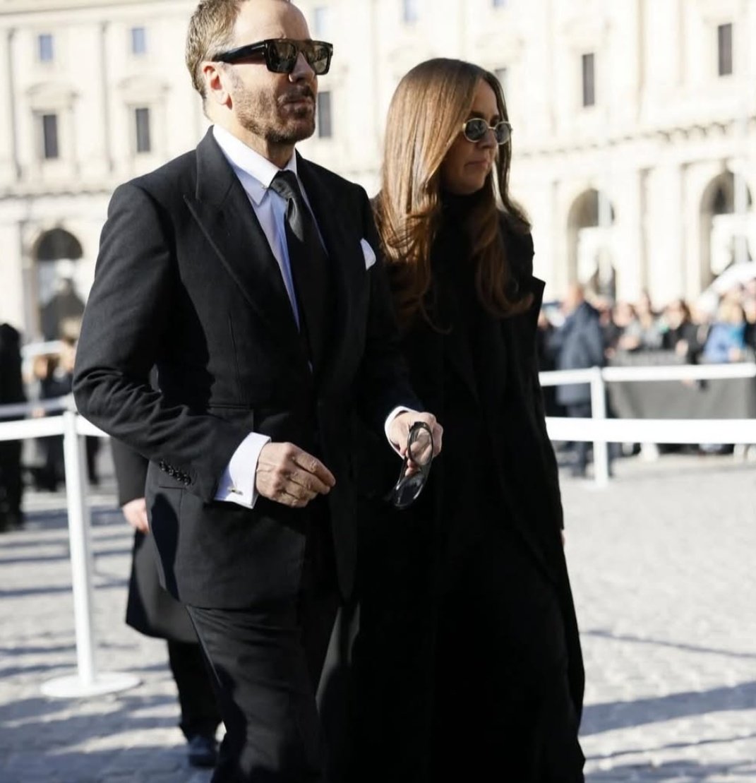 YouAreMyBezoar's tweet image. El Mundo de la moda despidió a Valentino en Roma en un funeral de dos días. 
 Donatella Versace, Anne Hathaway, Tom Ford, Alessandro Michele, Pierpaolo Piccioli,  Maria Grazia Chiuri, Anna Wintour y muchos otros se reunieron en el adiós al último emperador.