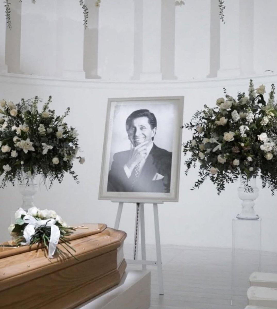 YouAreMyBezoar's tweet image. El Mundo de la moda despidió a Valentino en Roma en un funeral de dos días. 
 Donatella Versace, Anne Hathaway, Tom Ford, Alessandro Michele, Pierpaolo Piccioli,  Maria Grazia Chiuri, Anna Wintour y muchos otros se reunieron en el adiós al último emperador.