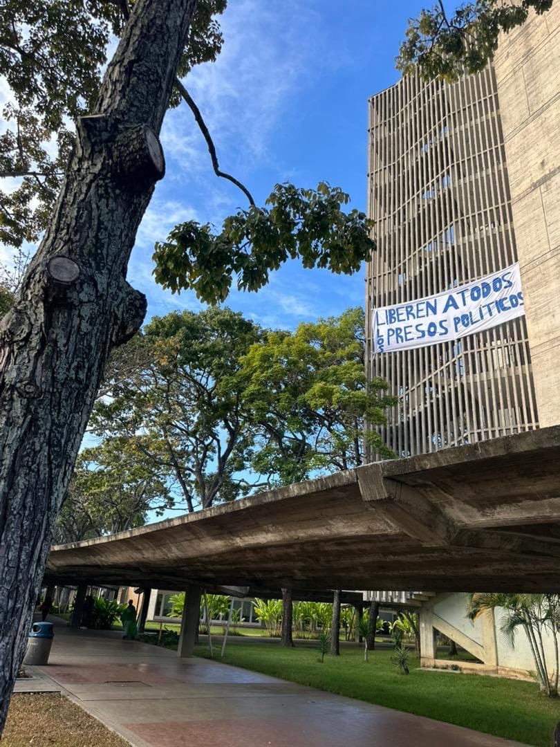 ¡Liberen a TODOS los presos políticos! 

📍 Universidad Central de Venezuela.