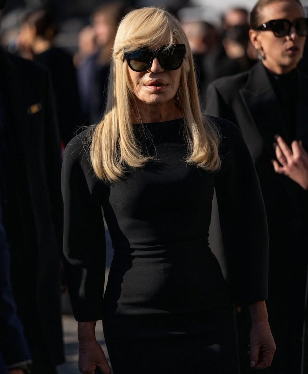 YouAreMyBezoar's tweet image. El Mundo de la moda despidió a Valentino en Roma en un funeral de dos días. 
 Donatella Versace, Anne Hathaway, Tom Ford, Alessandro Michele, Pierpaolo Piccioli,  Maria Grazia Chiuri, Anna Wintour y muchos otros se reunieron en el adiós al último emperador.