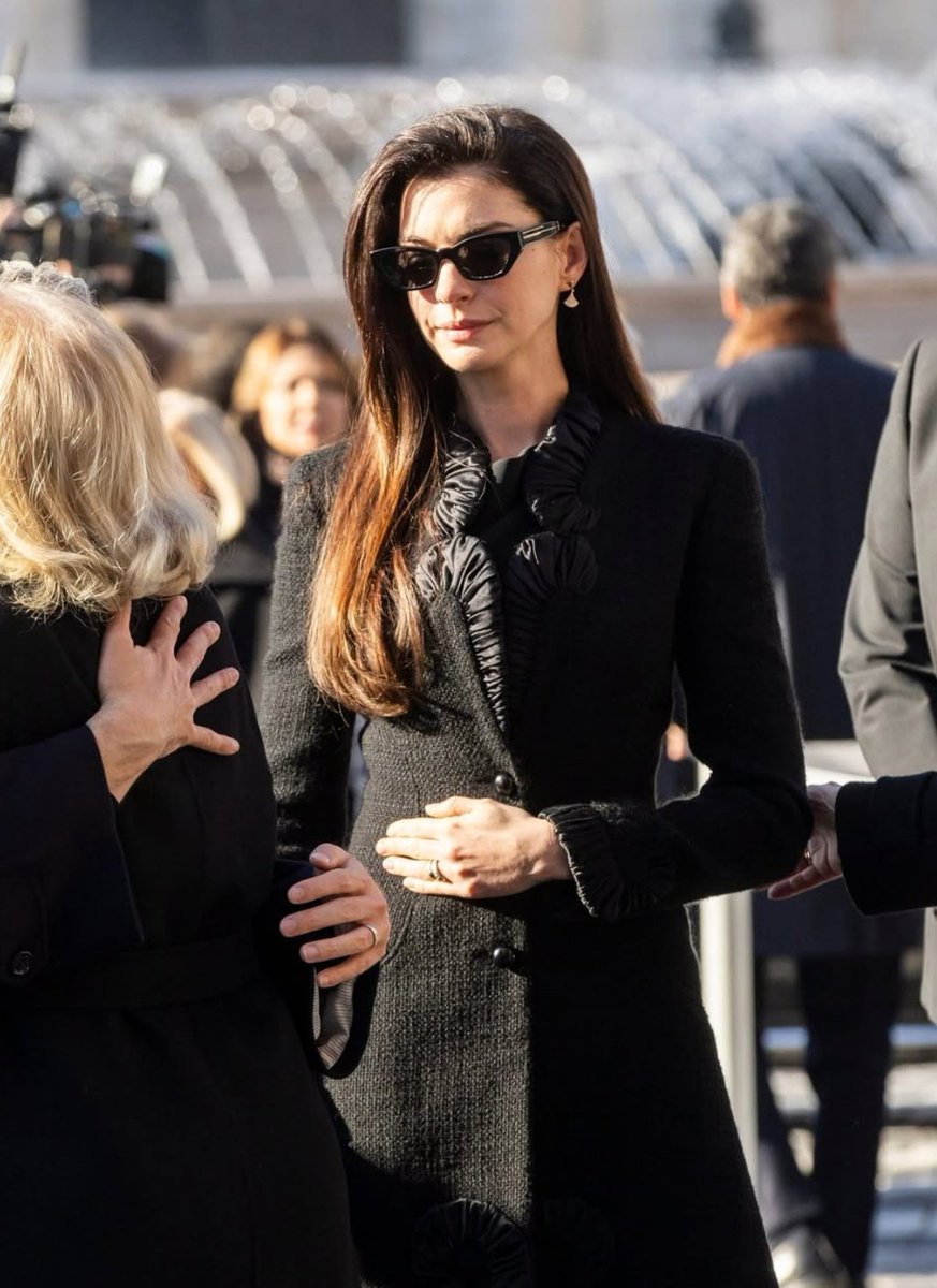 YouAreMyBezoar's tweet image. El Mundo de la moda despidió a Valentino en Roma en un funeral de dos días. 
 Donatella Versace, Anne Hathaway, Tom Ford, Alessandro Michele, Pierpaolo Piccioli,  Maria Grazia Chiuri, Anna Wintour y muchos otros se reunieron en el adiós al último emperador.