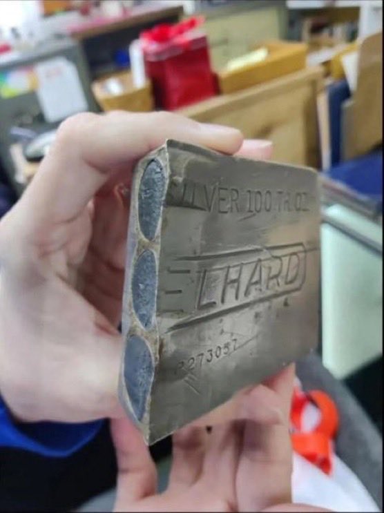 healthy_pockets's tweet image. 🚨CUIDADO🚨

Los lingotes de oro y plata FALSOS están inundando el mercado estadounidense 👀‼️

Tras la subida de estos metales y el FOMO de los inversores…

VERIFICA LAS FUENTES DE DONDE COMPRAS 🛍️ 

#Bitcoin SOLUCIONA ESTO 👈