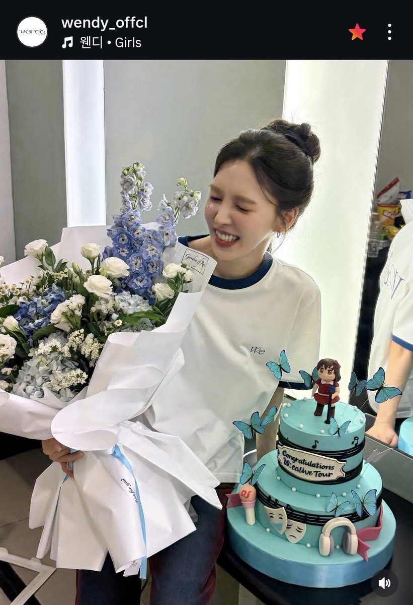 Wendy got our flowers and cake🥺🥹

AND SHE USED GIRLS AS HER BGM😭😭😭😭

 #WENDY #웬디
#WEALIVE
#WENDY_WORLDTOUR
#LSquaredProdPH <a href="/OfficialWENDYPH/">Wendy 웬디 Philippines</a> <a href="/LSquaredProdPH/">L-Squared Productions PH</a>