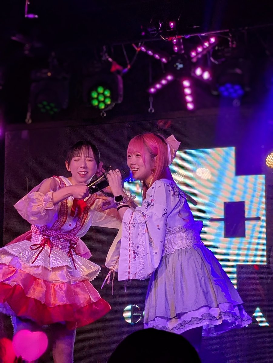 koumietemaruiyo's tweet photo. 五反田G＋金曜無銭ライブ🎶
しーちゃんソロにコラボでもーちゃん
生誕祭出られないからここ���コラボできて良かったわね(*´ω`*)
大好きなスパークもあって楽しかったぁぁぁ😆
もーちゃんの喉も治りつつあるけどまだ本調子にはなってなくて心配だわ
そして三列目のイス席は写真ムズいw😅 https://t.co/3hUvKLTEBG