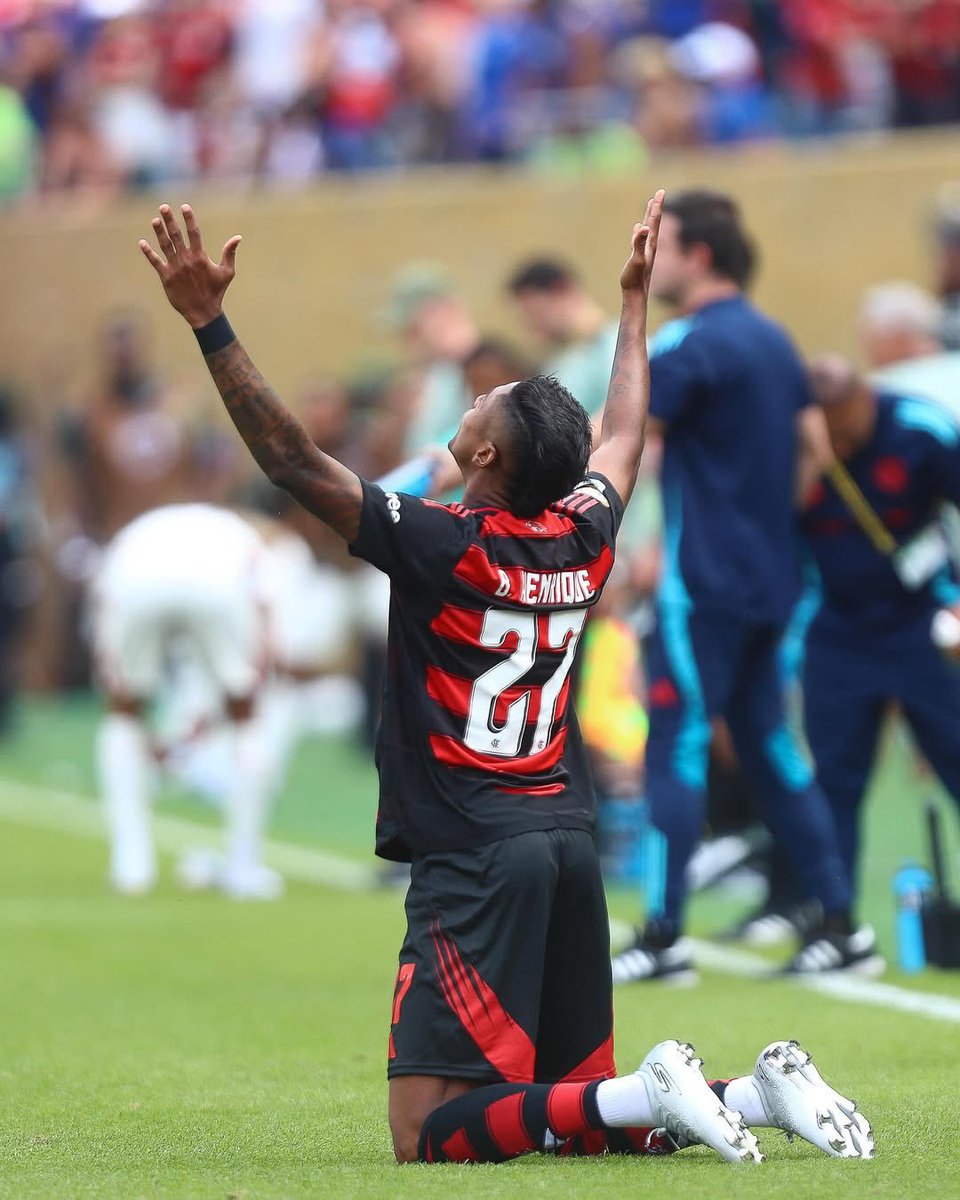 7 anos de Bruno Henrique no Flamengo.

Um dos maiores custo-benefício da história do futebol brasileiro. Na época, o Rubro-Negro pagou R$ 23 milhões e ainda emprestou o volante Jean Lucas ao Santos.

Os feitos de BH no Flamengo:

- Maior vencedor da história do clube (ao lado de